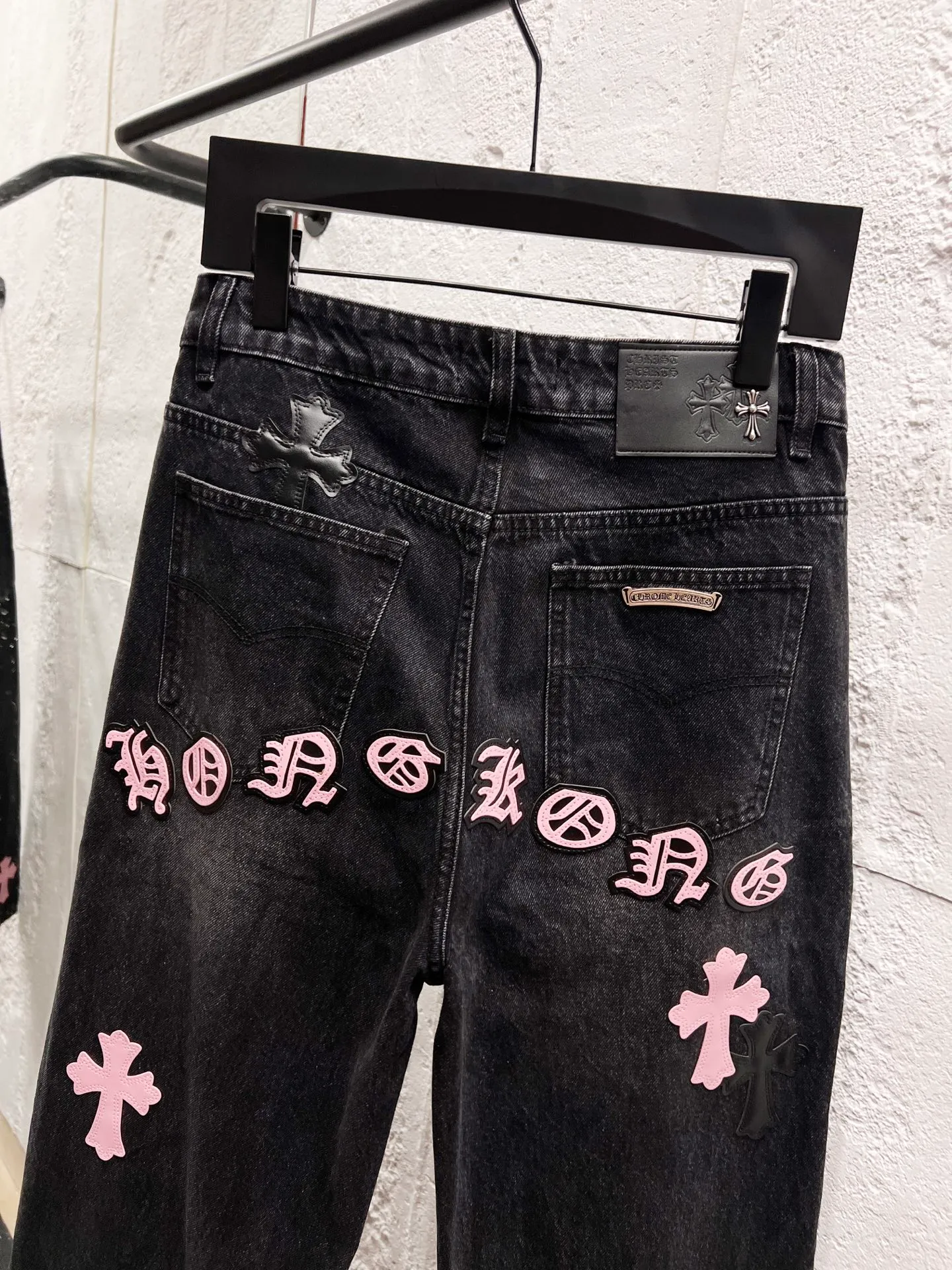 P250 model number: H930 Chrome hearts & Chrome hearts 25ss pink and black leather black trousers cross patch leather jeans CH Chrome hearts double knee cross patch leather bo1 version logging pants straight work pants B136 Chrome hearts cross Sanskrit overalls Price 24W level, patch cross flower embellishment, high waist washed jeans! ! Absolutely high-end luxury products, 1.9W level god-level single products, super popular products, made by top heavy industry, not to be missed. About Zangyin, this is an extremely luxurious fashion brand, which can also be called the nobles of the high street. It has always been an exclusive brand of some hipsters or rich second generation. Compared with ordinary high streets, it is more luxurious and noble. Compared with luxury brands, it has a more fashionable personality and has always been a brand that I have a special liking for. Imported yarn is custom-woven into a high-density twill canvas, which ensures a crisp shape while also making the fabric feel very delicate. It follows the B01 classic shape, with a crisp and stylish upper body. The ready-made garments are stone-ground and fermented, so they can be matched with any style. Buttons and zinc-brushing are washed with genuine YKK retro metal products. Double-layered canvas on the front. Perfect details. All hardware is perfect. Size: 30-32-34-36 Color: pink and black leather and black pants